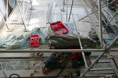 Fertigstellung der Putzerarbeiten in der Stadtpfarrkirche (Foto: Karl-Franz Thiede)